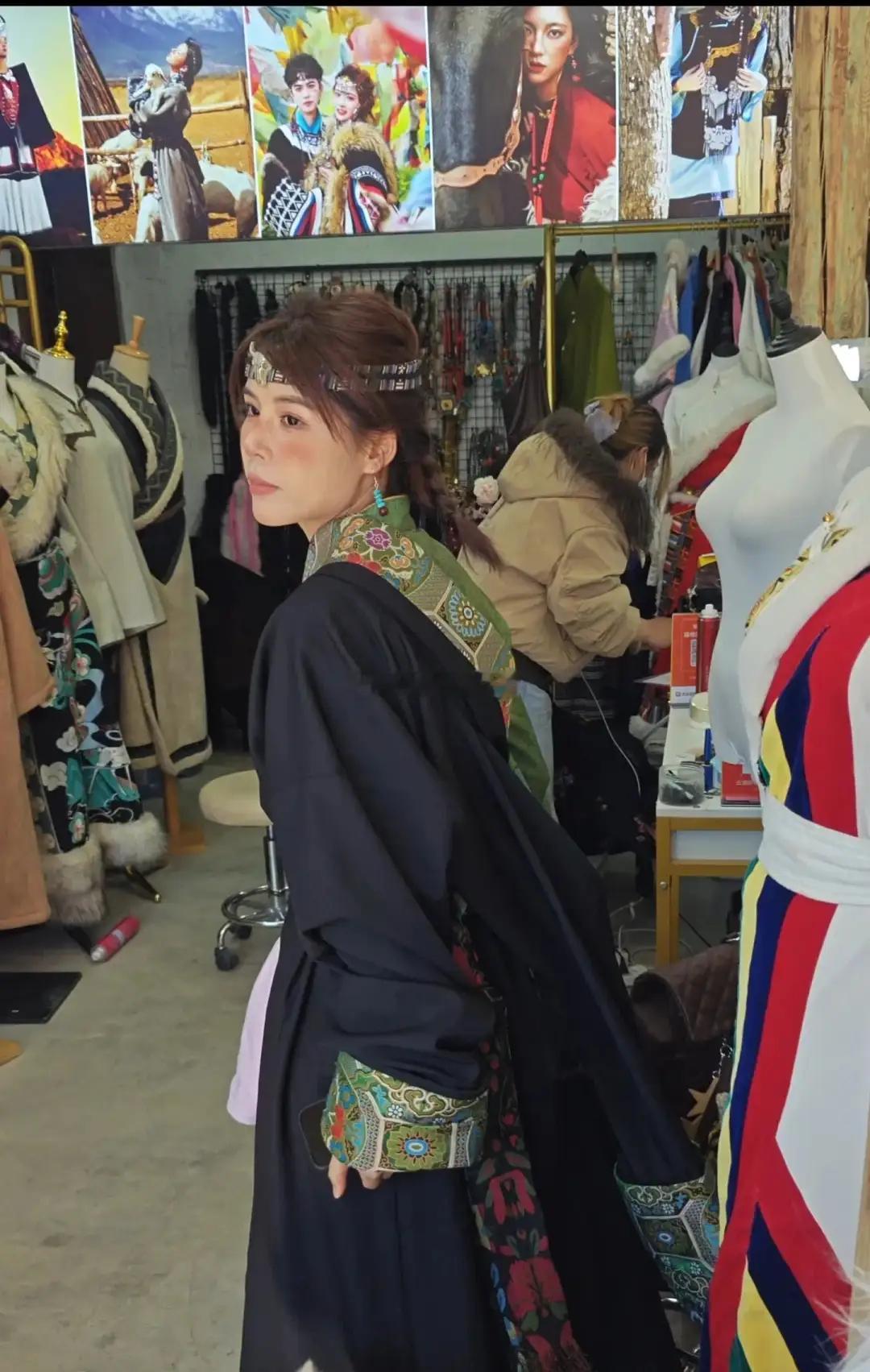 苏醒又幸福了！廖语辰偷偷闪现云南和他穿同款，好甜又长得好小只！！！！ 