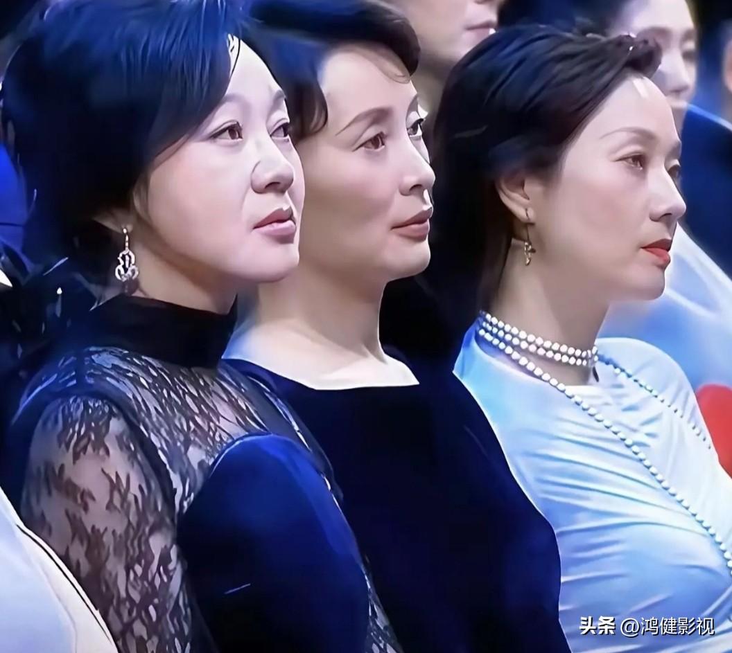 仔细看3位美女合影照。左边是气质尔雅的闫妮，中间是温婉如莲的吴越，两位都是颜值与