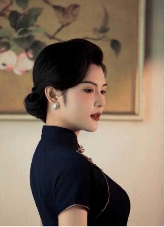 1936年胡宗南爱上了黄鹤云，听说她已有丈夫时，胡宗南给了她1000大洋，说：“