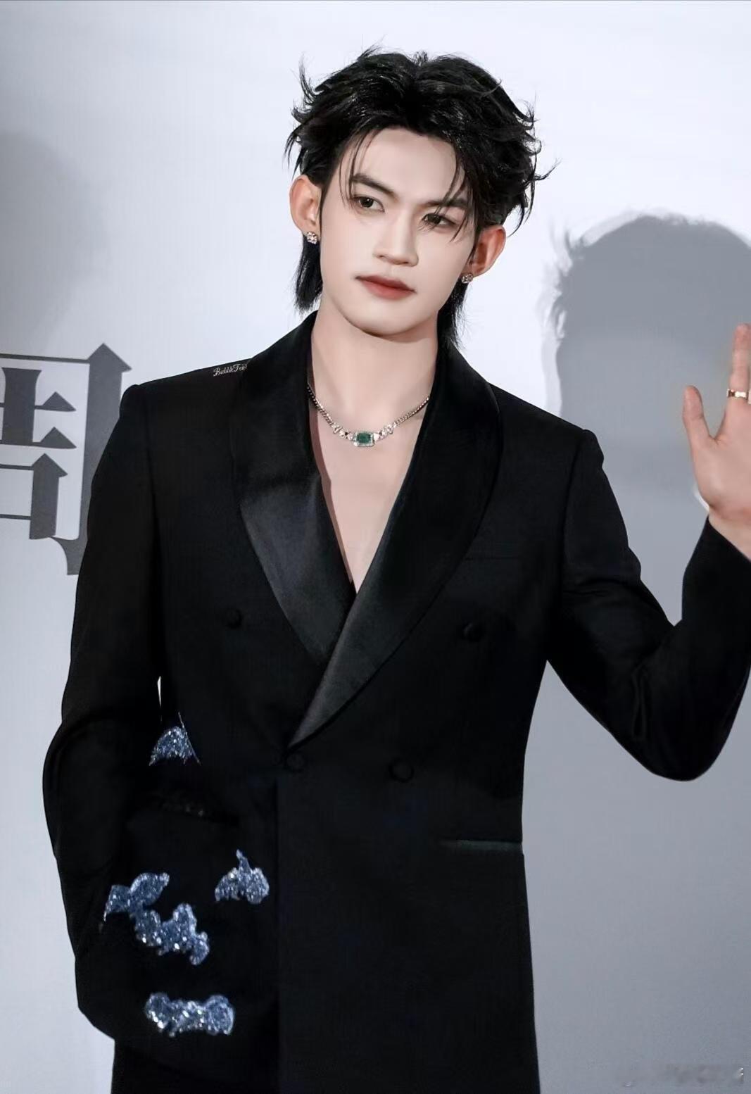 黑西装是夜的铠甲，翡翠项链是星子坠入颈间。光影里走来的，是东方骨相撞上巴黎晚风啊