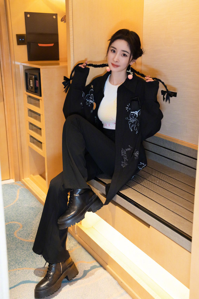 #杨幂黑色涂鸦上衣##杨幂双丸子麻花辫# 杨幂黑色涂鸦上衣 ​​​