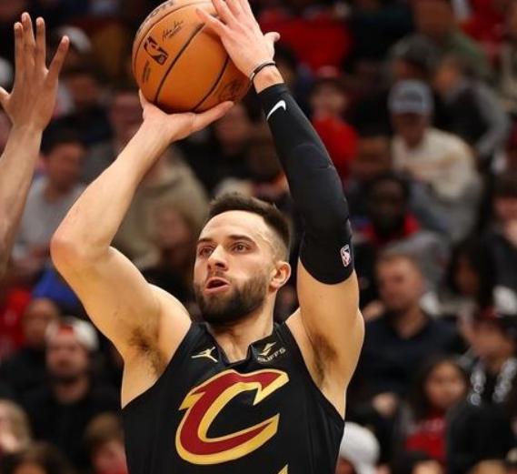 NBA东部决赛，骑士对阵活塞第一场比赛中，出现了奇葩的一幕。目前第二节比赛已经结