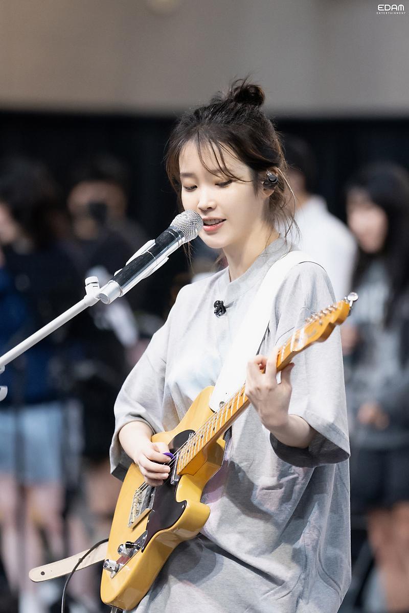 前年今日241024 IU官推更新上岩安可演唱会幕后花絮iu壁纸