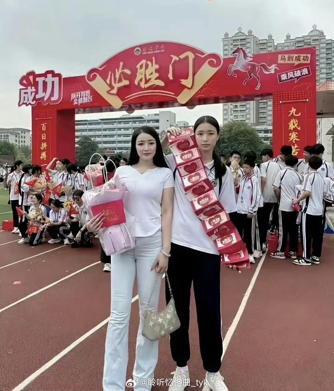 15岁的女儿，37岁的妈，这年纪真是刚刚好啊！ 