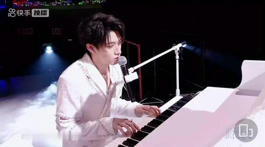 朱志鑫这个弹钢琴独唱，完全白马王子