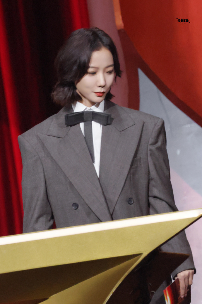 12年一个轮回，王珞丹从金鸡奖最佳女配到颁奖嘉宾。她感慨殊荣是戒尺，这些年她不断