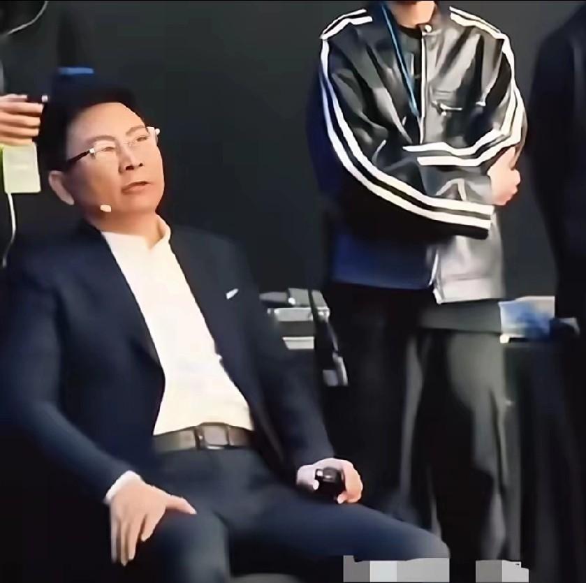 余承东摔了，

骨头断了不能弯，

谁来撑场子？

3月23号长沙下雨，他调研时