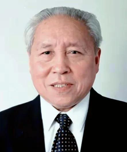 他30岁任仁寿县委书记，51岁任乐山地委书记，57岁任四川省委书记，61岁当选中