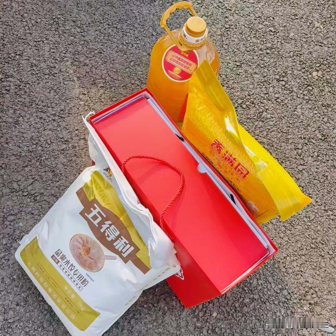 2月逢春节，你希望工资怎么发？
及时行乐，还是细水长流呢？

上班族就这些工资。