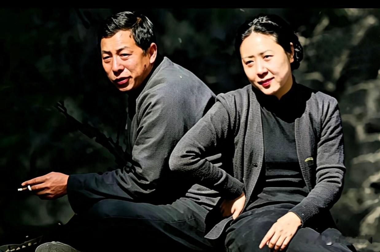 1940年是张学良与发妻于凤至最后的合影留念（图一）。后来她身患重病远赴美国求医