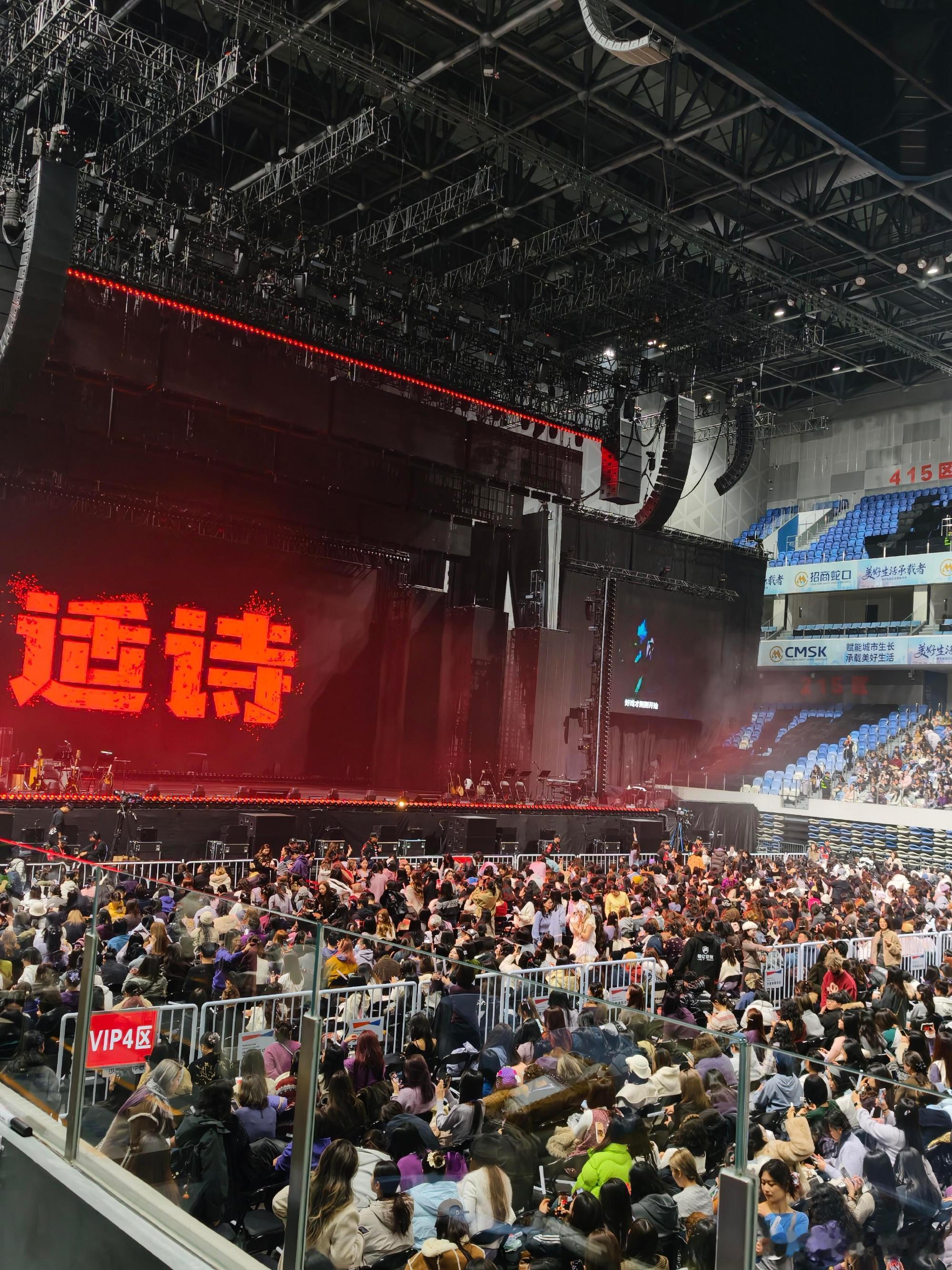 于适演唱会首站上座率 于适合肥首唱太燃！全场爆满的紫色星海超绝，他唱歌超有感染力