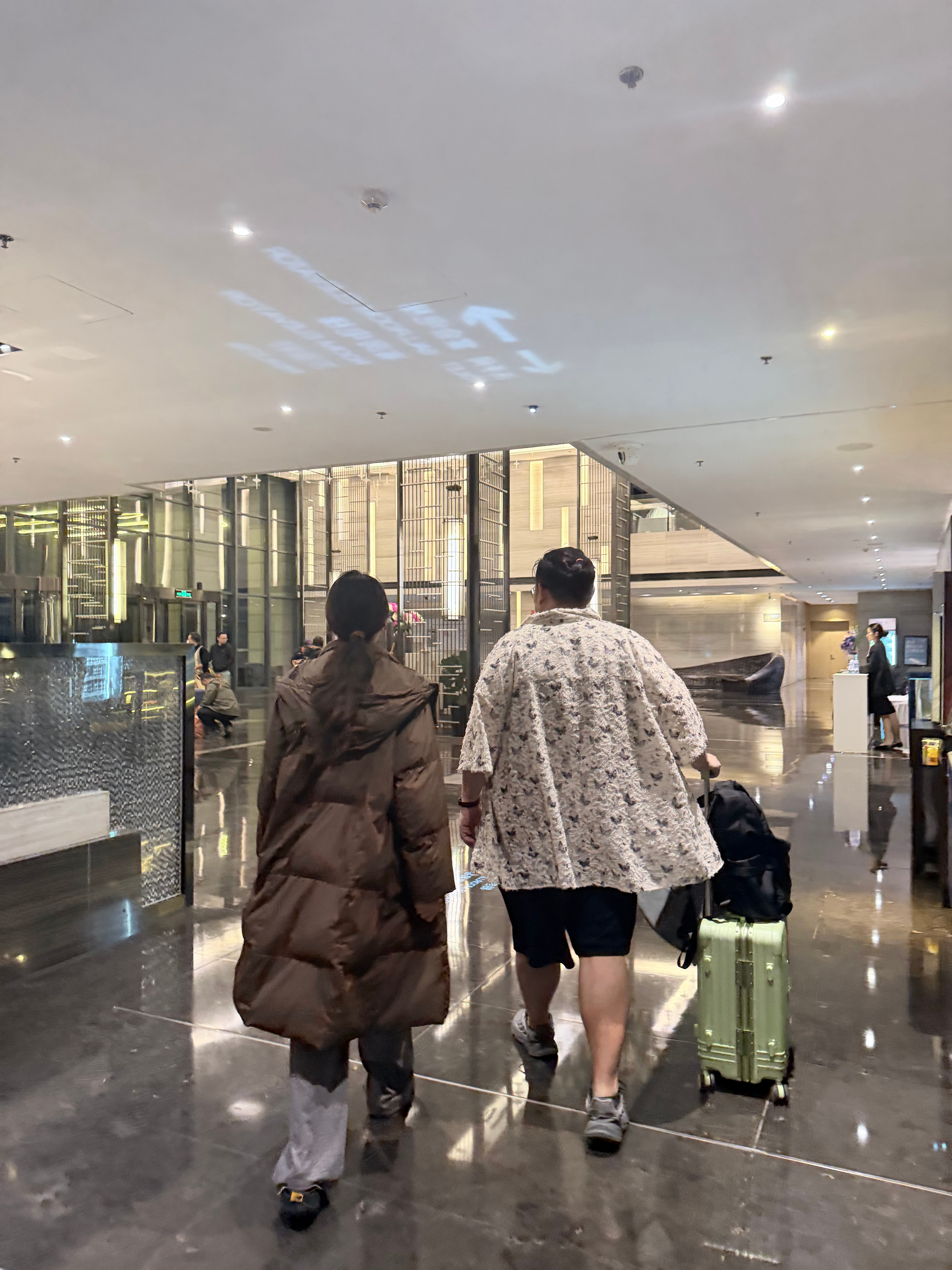 来郑州参加活动，超级冷我已经穿上我的棉被了穿短裤短袖  ​​​