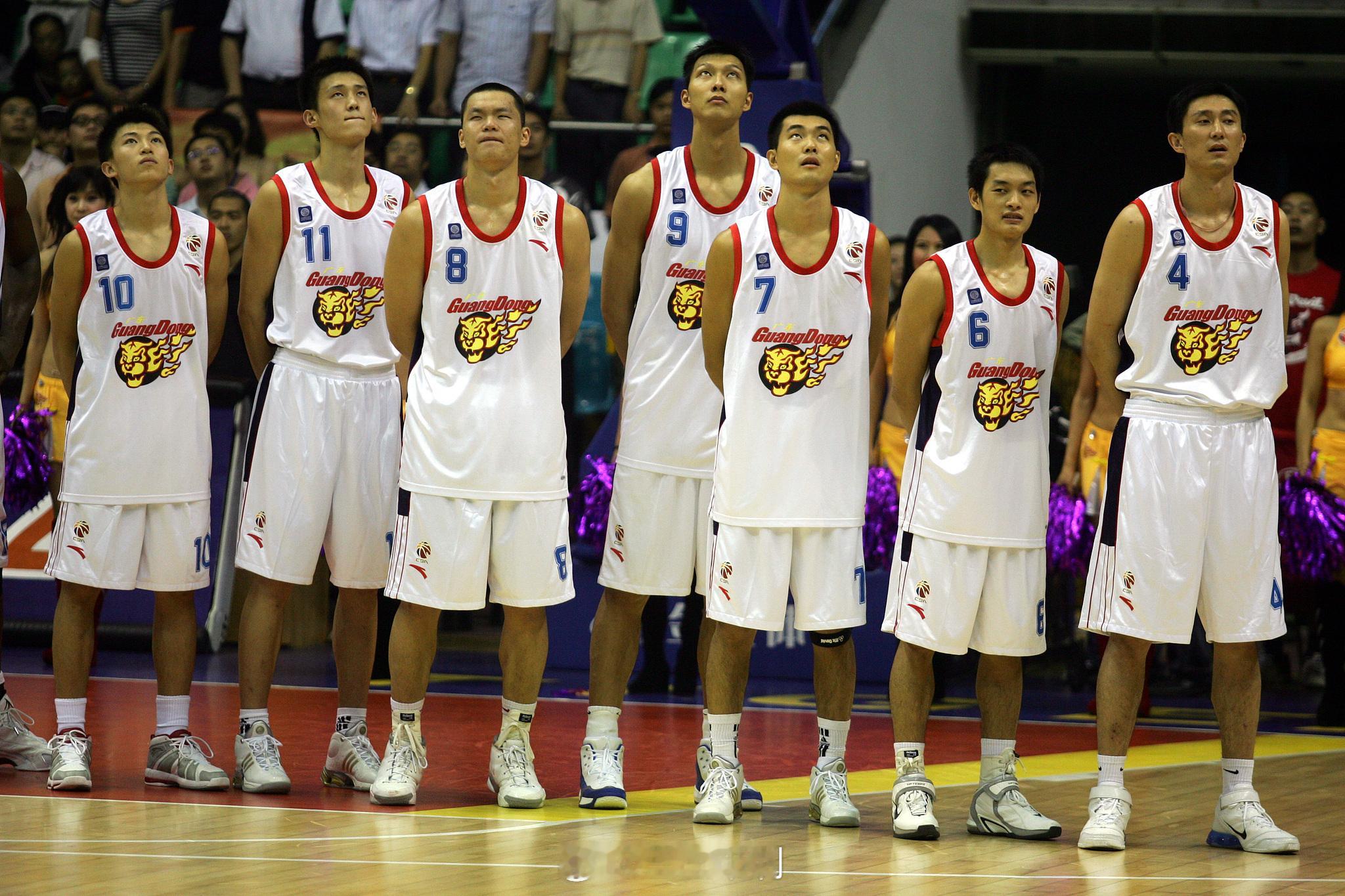 新疆男篮vs深圳男篮周鹏 找到一张周鹏CBA生涯第一场的图，那是2006年10月