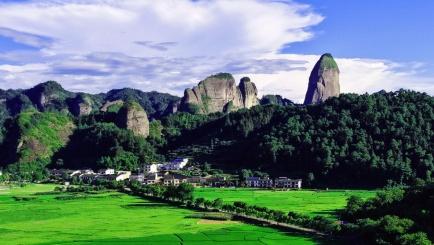 【邵阳崀山景区：冒雨送伞援手换胎 暖心服务获游客致电表扬】近日，世界自然遗产地、