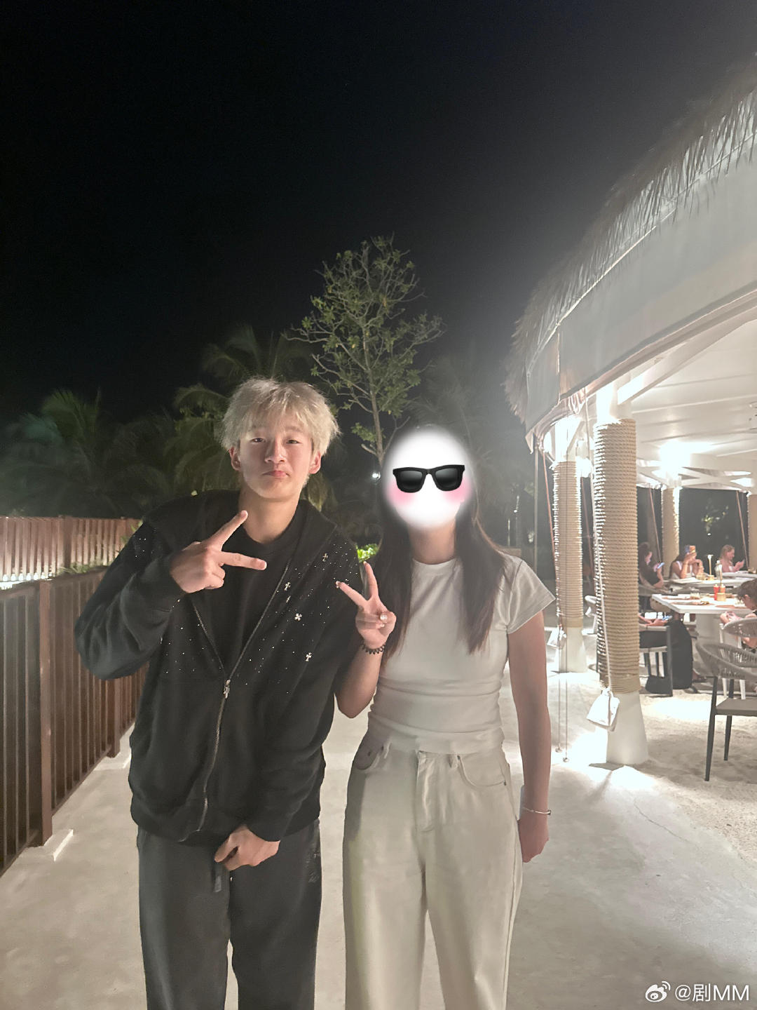 马尔代夫偶遇邹市明冉莹颖一家网友马尔代夫偶遇邹市明冉莹颖一家马尔代夫偶遇邹市明冉