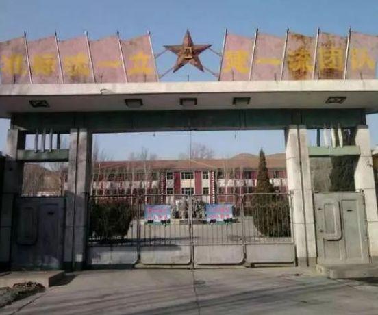 那些废弃军营为啥一直没人敢动？原因也很简单：它们都归部队管，地方上完全没辙。别看
