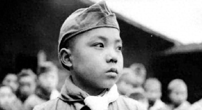 他13岁改日本名给鬼子当翻译，日军一投降，他立马换上八路军装。1945年8月，当