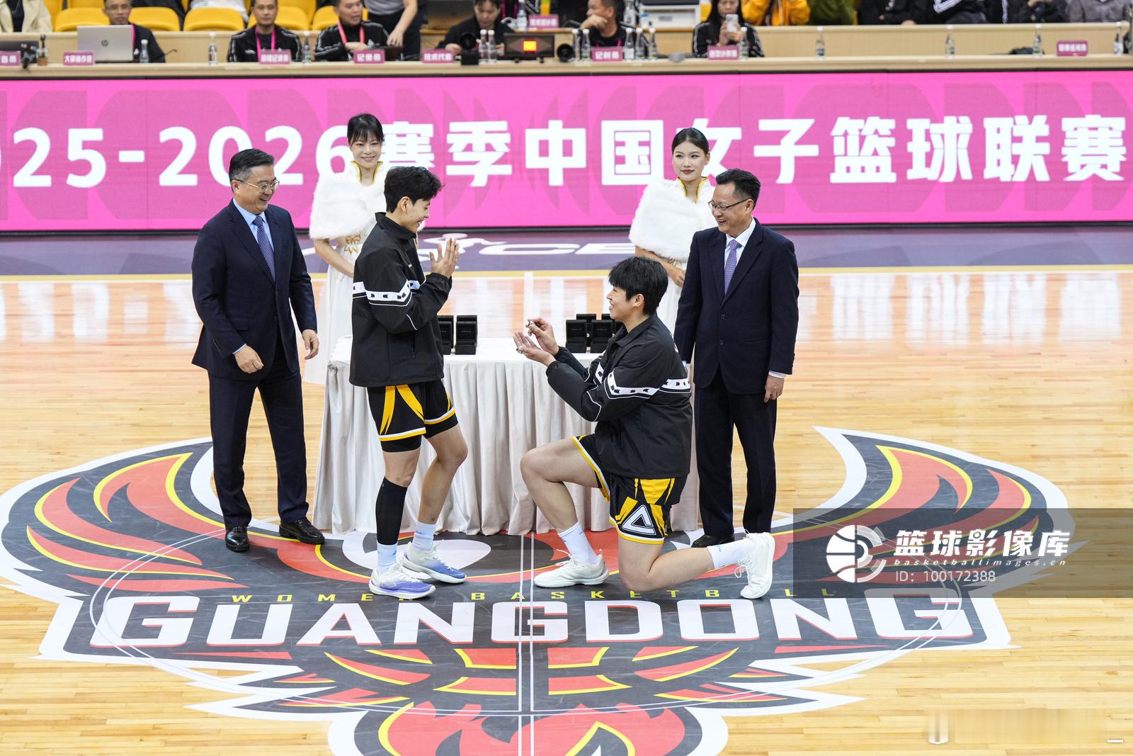 杨舒予杨舒予陈明伶广东女篮 20251130揭幕战，领冠军戒指 