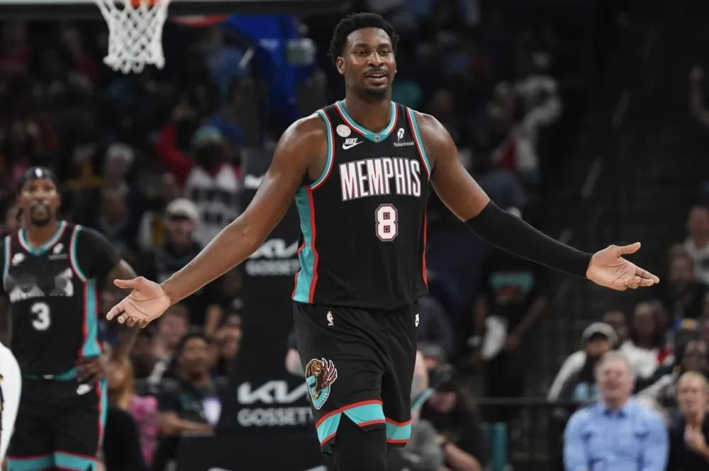 名记Shams报道，灰熊与爵士达成以小贾伦-杰克逊为主体的4换7交易，小贾伦-杰