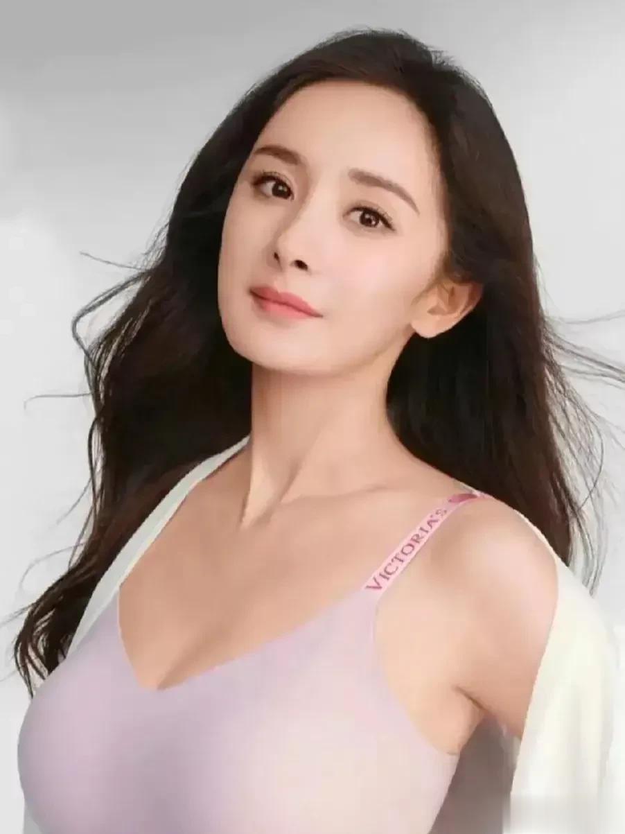 杨幂不愧是娱乐圈最性感的女人，不知道刘恺威为什么会放弃她？杨幂不论是身材还是颜值