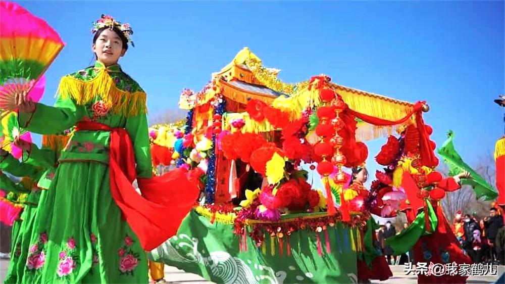 城乡社火展演热闹启幕[烟花]
太平鼓、舞龙舞狮、秧歌、旱船等传统民俗节目轮番上演