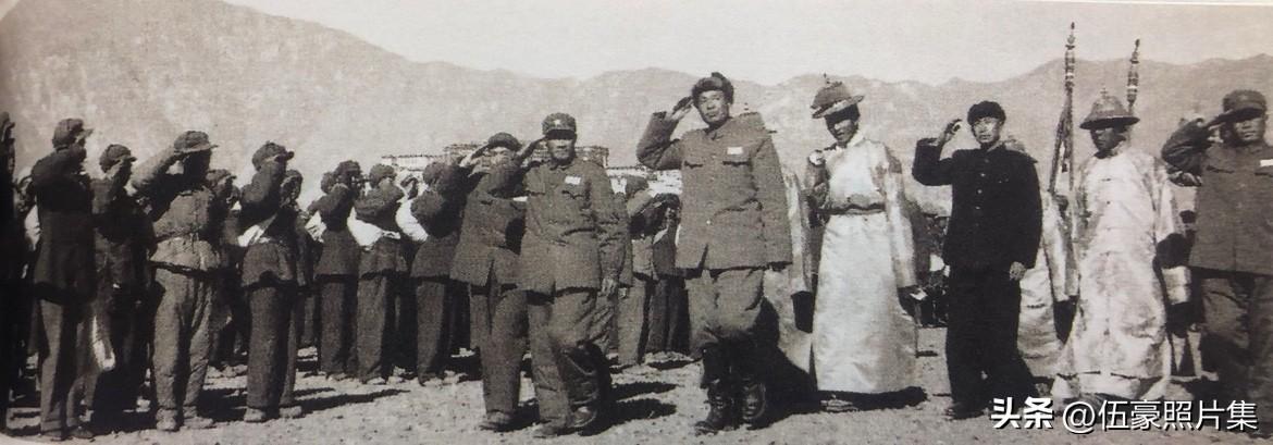 1951年12月20日，西北、西南两支进藏部队在拉萨布达拉宫前广场上举行庆祝胜利