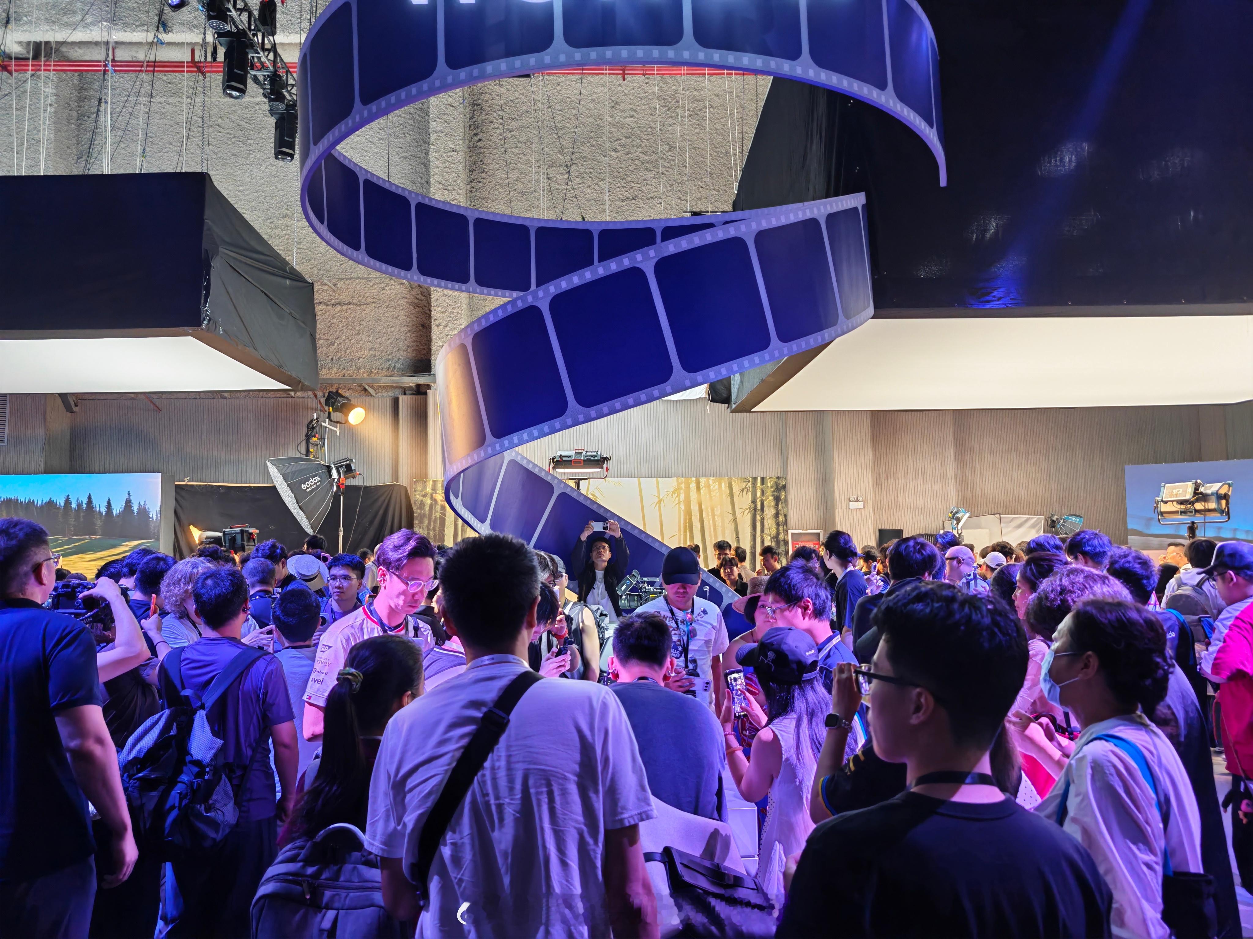 荣耀影像技术发布会 发布会结束后很多人都来体验荣耀Robot Phone了，有点