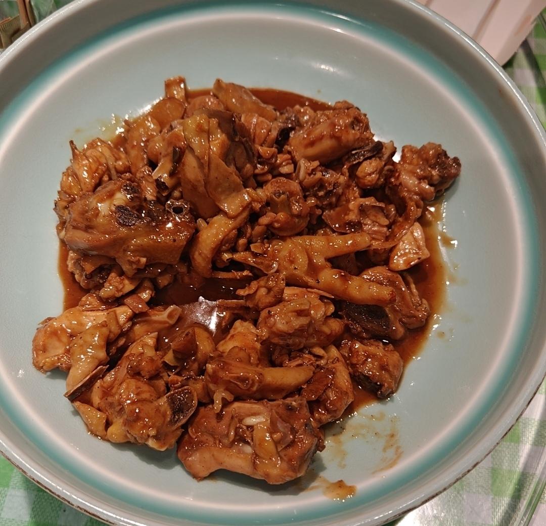 今日午餐我给自己安排了一顿超棒的家常餐。主食选了白米饭，碳水的快乐不能少。主菜是