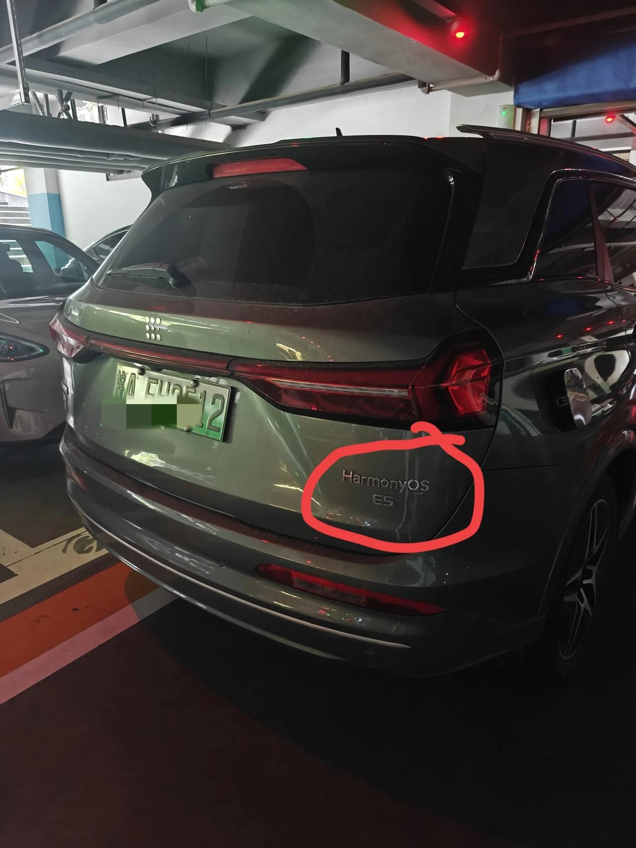 赛力斯蓝电E5，看到一个有趣的车主，买了个这个车，自己还要贴一个鸿蒙OS的标。其