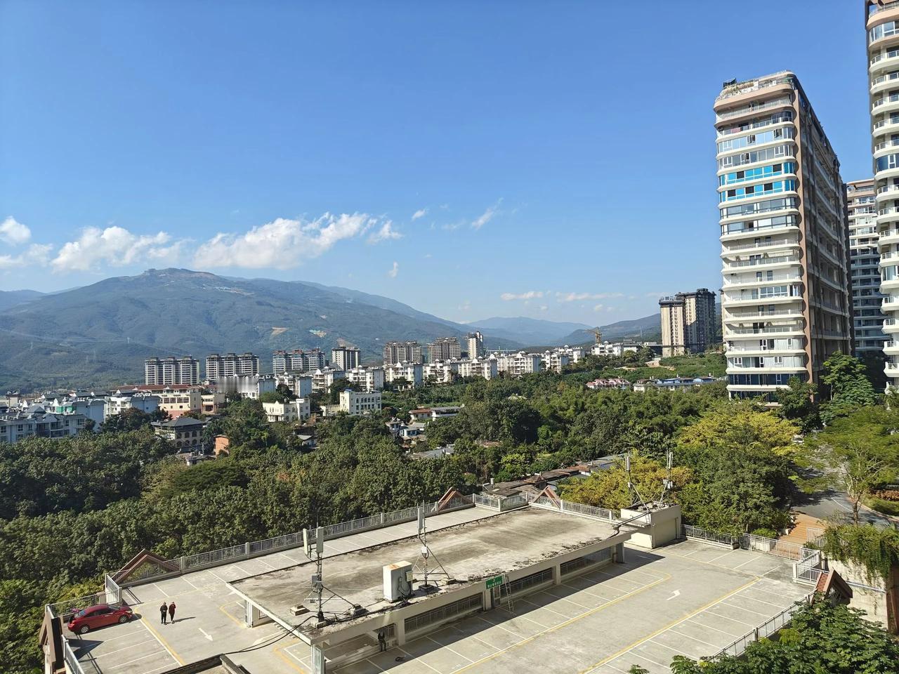 西双版纳景洪的天，到了早上8点，彻底的亮了，夜幕悄无声息地散尽了，天空中云彩零散