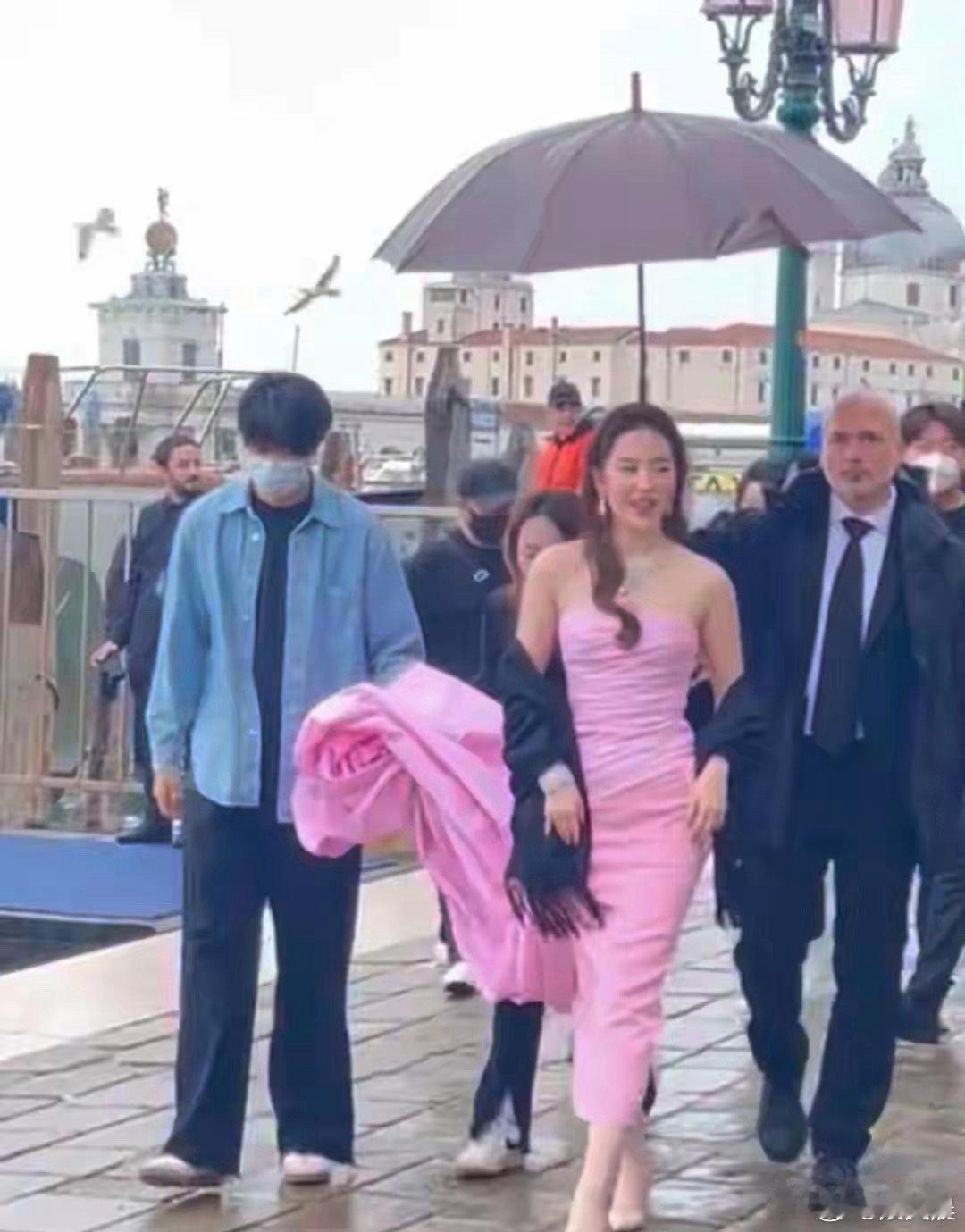 刘亦菲雨天出席活动，一袭粉色抹肩裙依旧绝美！珠圆玉润的模样尽显满满气血，雨中氛围