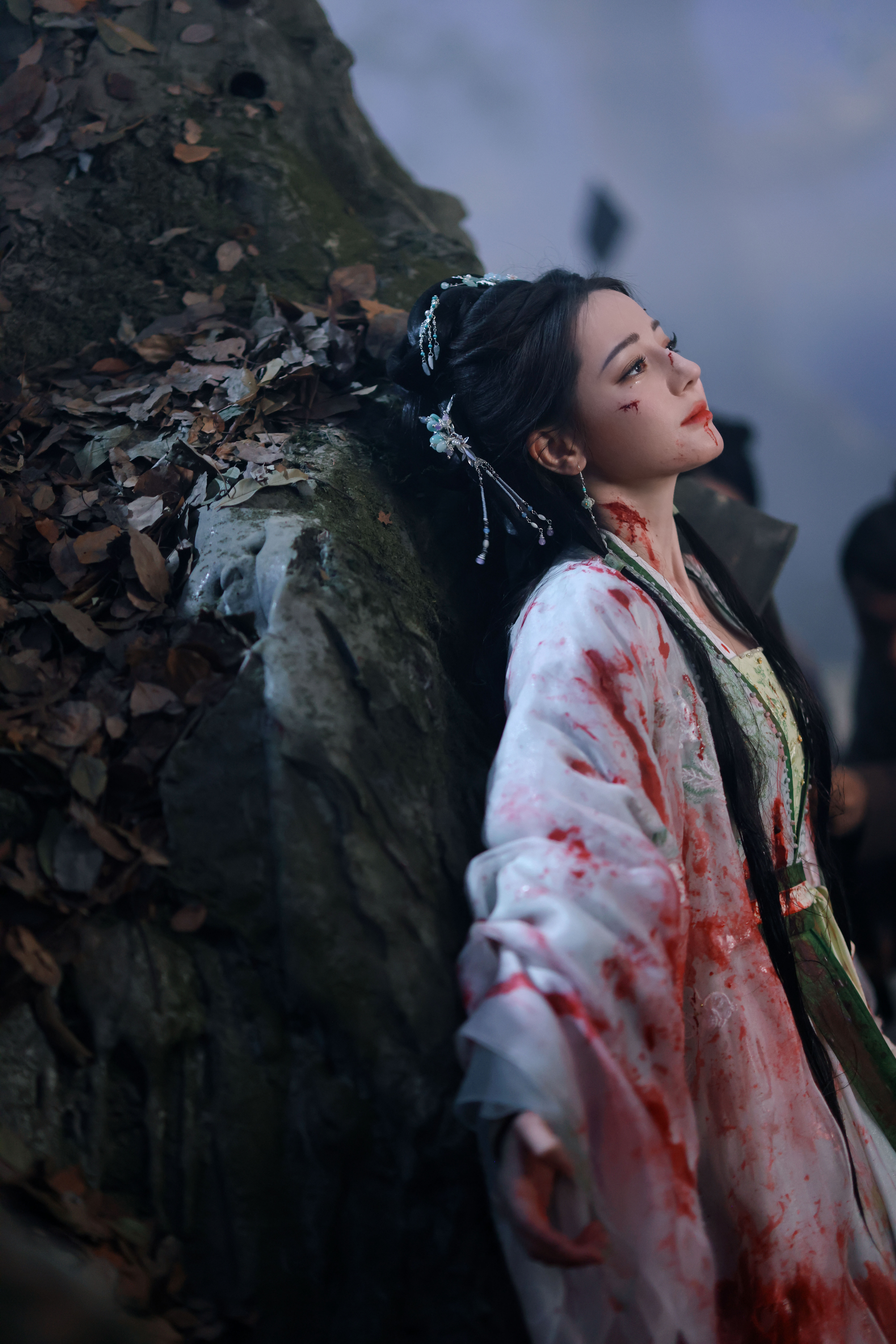 迪丽热巴🌳贺思慕的五感体验卡 林间杀机四起，利刃直刺身骨。贺思慕从容拆局，以身