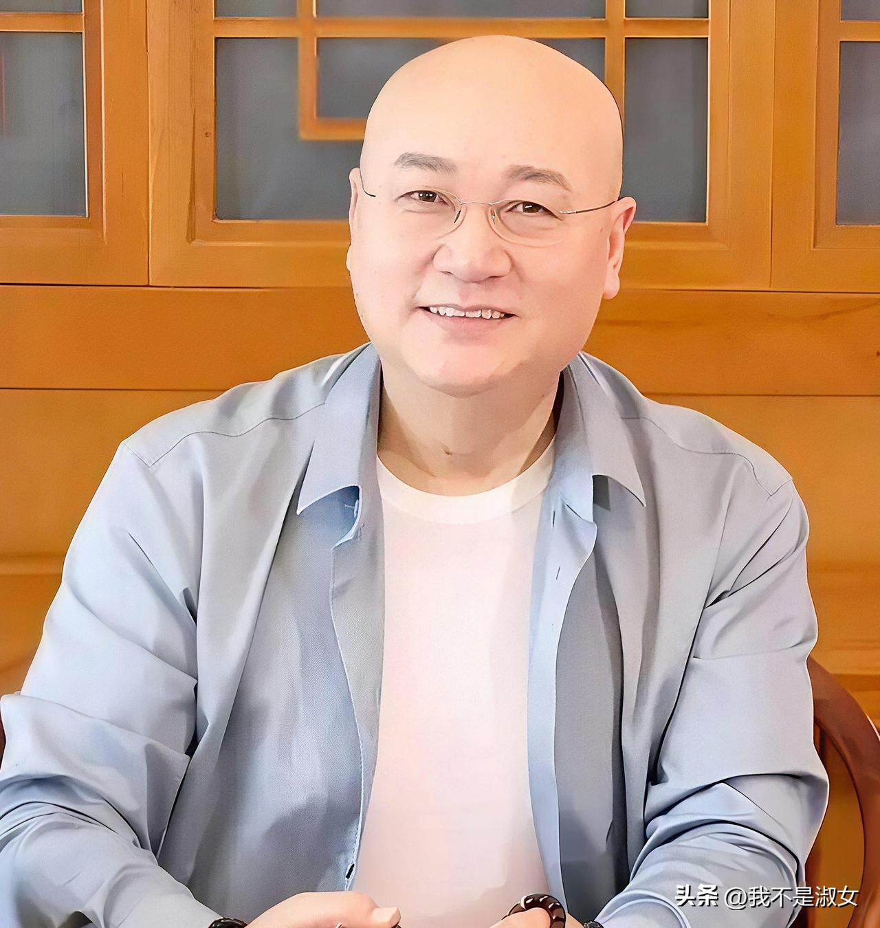 我有个朋友是医生，
她跟我说了一句大实话，
她说像迟重瑞73岁了这样看起来面色红
