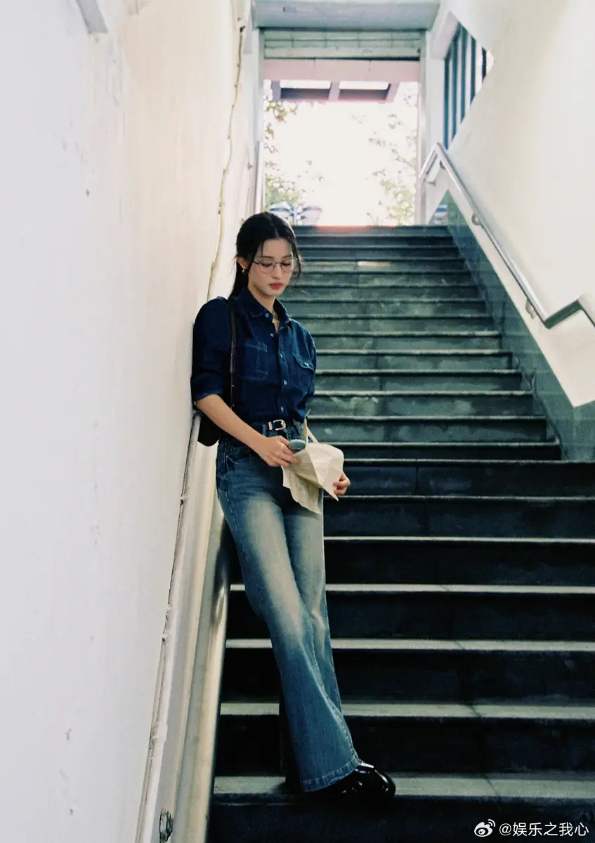 王楚然戴眼镜化身高智感学姐 气质清冷天鹅颈吸睛11月20日，王楚然在社交平台分享