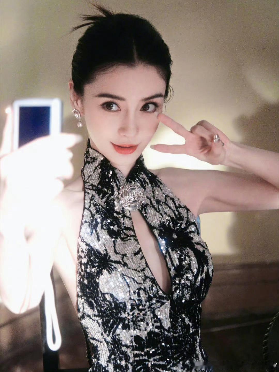 angelababy纽芝兰代言人angelababy杨颖 拍照永远都是✌🏻✌?