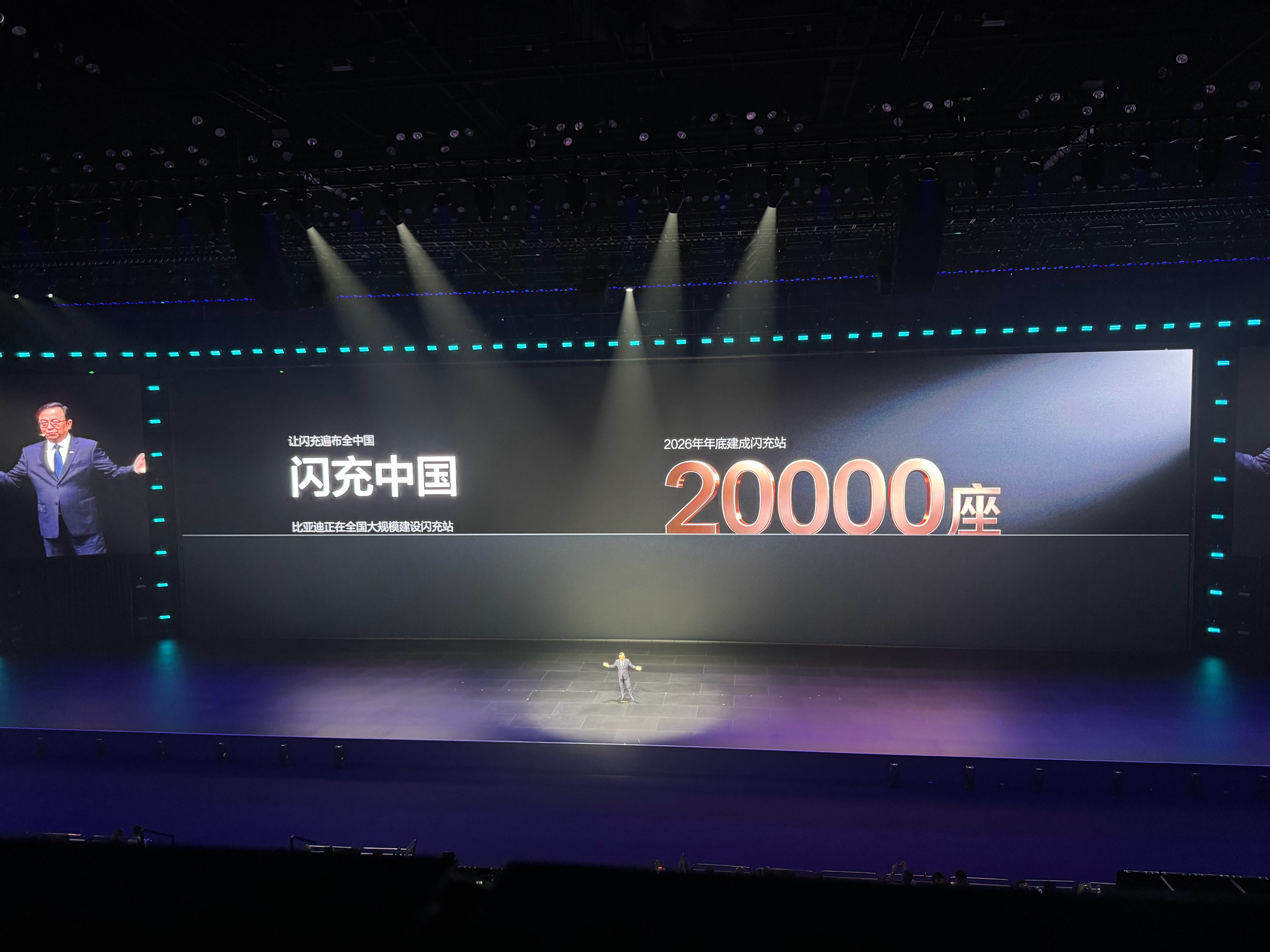 比亚迪的闪充桩，确实有很多创新点。首先，造型有极高辨识度，高度很高，颜色鲜艳，这