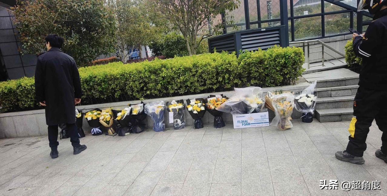 张雪峰公司楼下和门口摆满鲜花，一位受助学生写信：张老师，好好休息吧