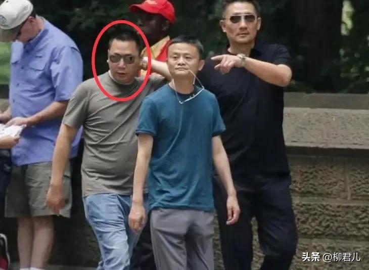 当年到底是赵薇选择了黄有龙，还是黄有龙选择了赵薇？反正我不相信赵薇是因为爱情嫁给