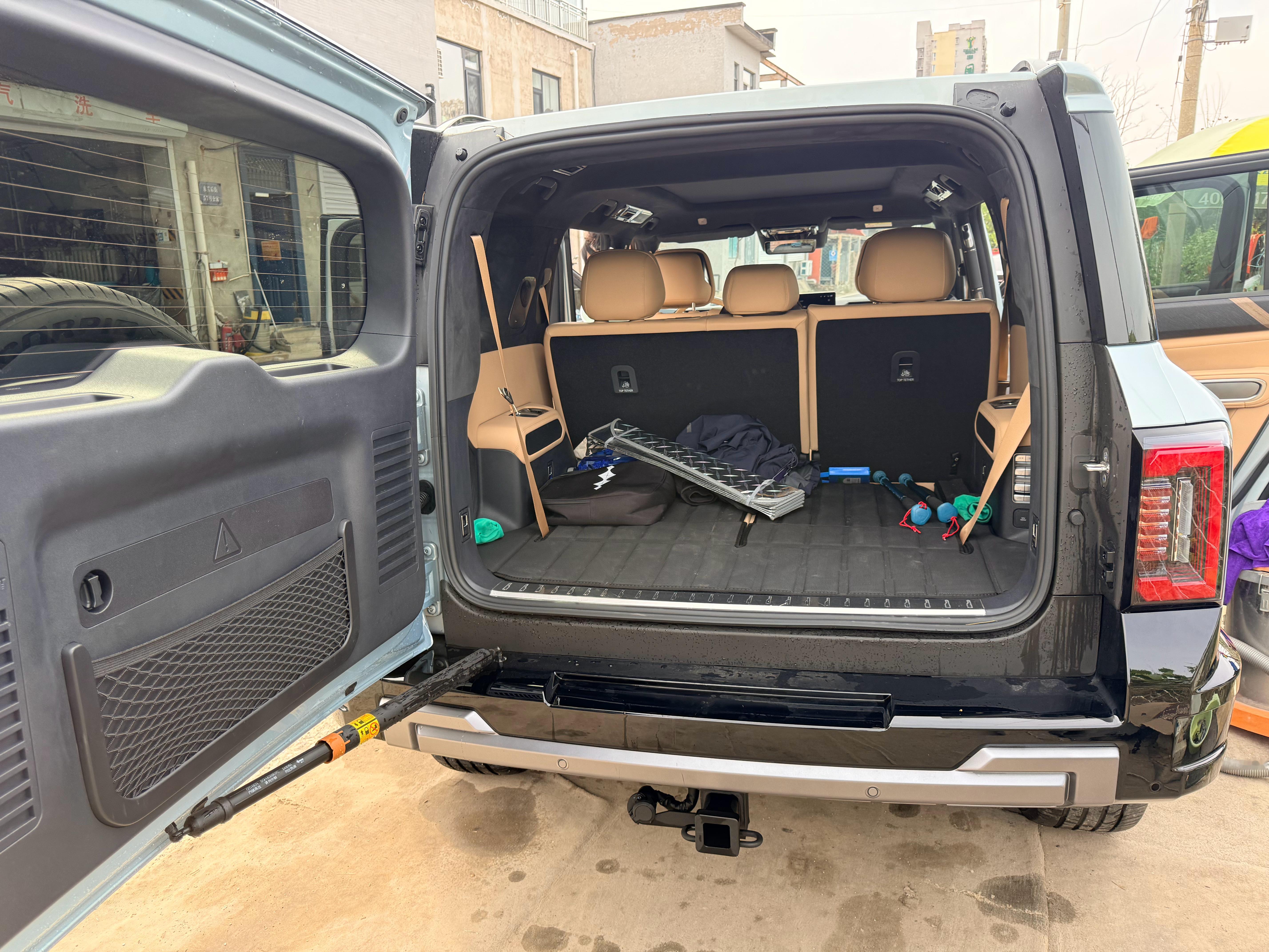 那天进京检查站，帽子叔叔开后备箱检查，然后吐槽豹8后备箱开启反人类，怎么玩和其他