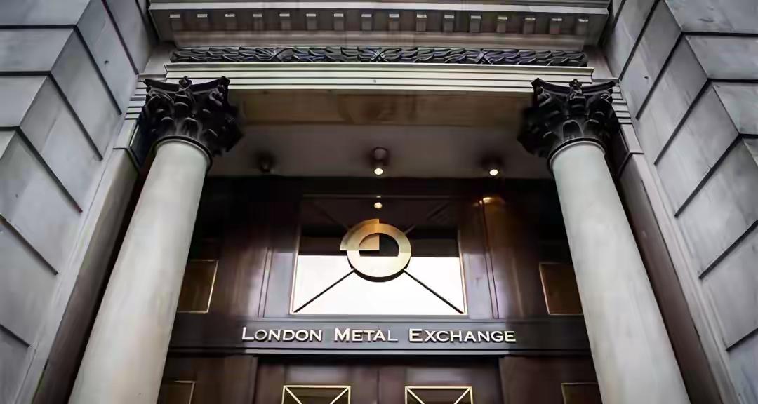 近期伦敦金属交易所突然发出公告，暂停除美元以外的货币期货交易，也就是说以后人民币