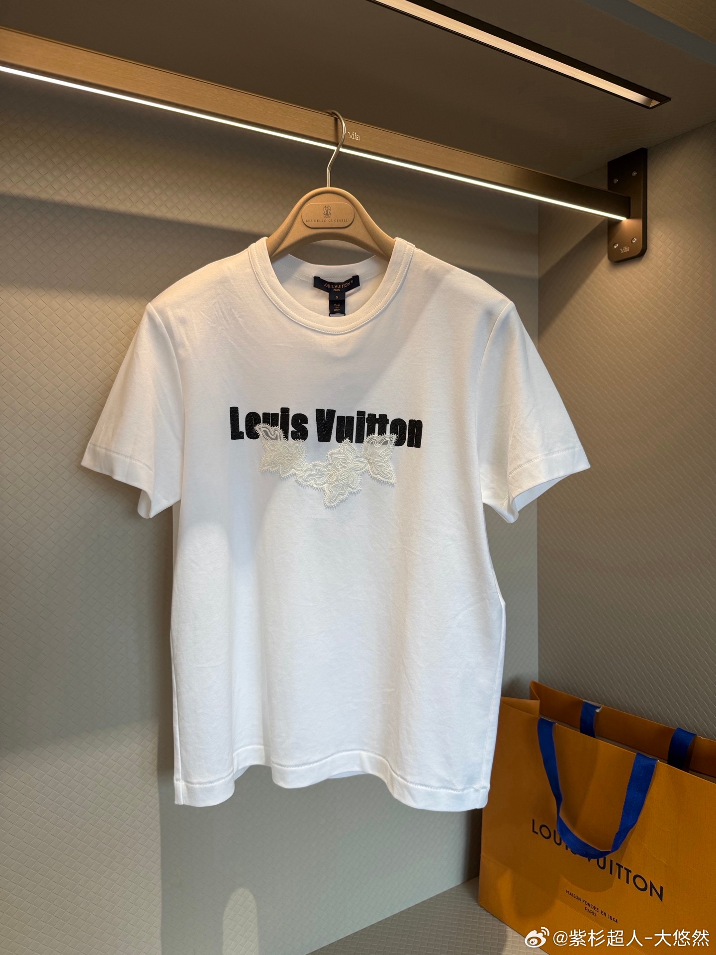 LV白色短袖T恤，采用纯棉材质，柔软舒适，日常穿着超友好！胸前黑色Logo+白色