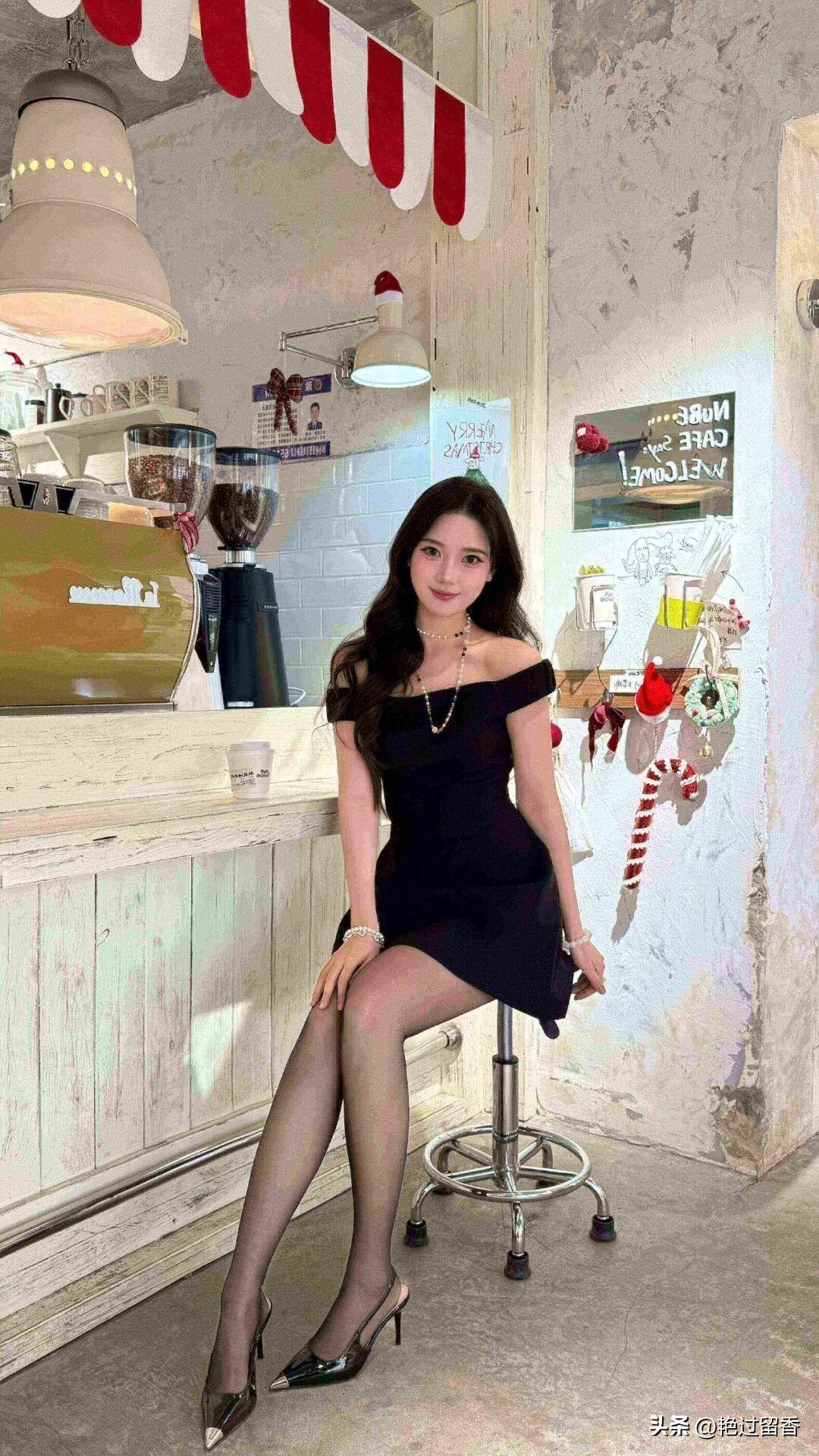 咖啡馆里的甜美少女，黑裙与红白条纹相映成趣，甜美又时尚。
