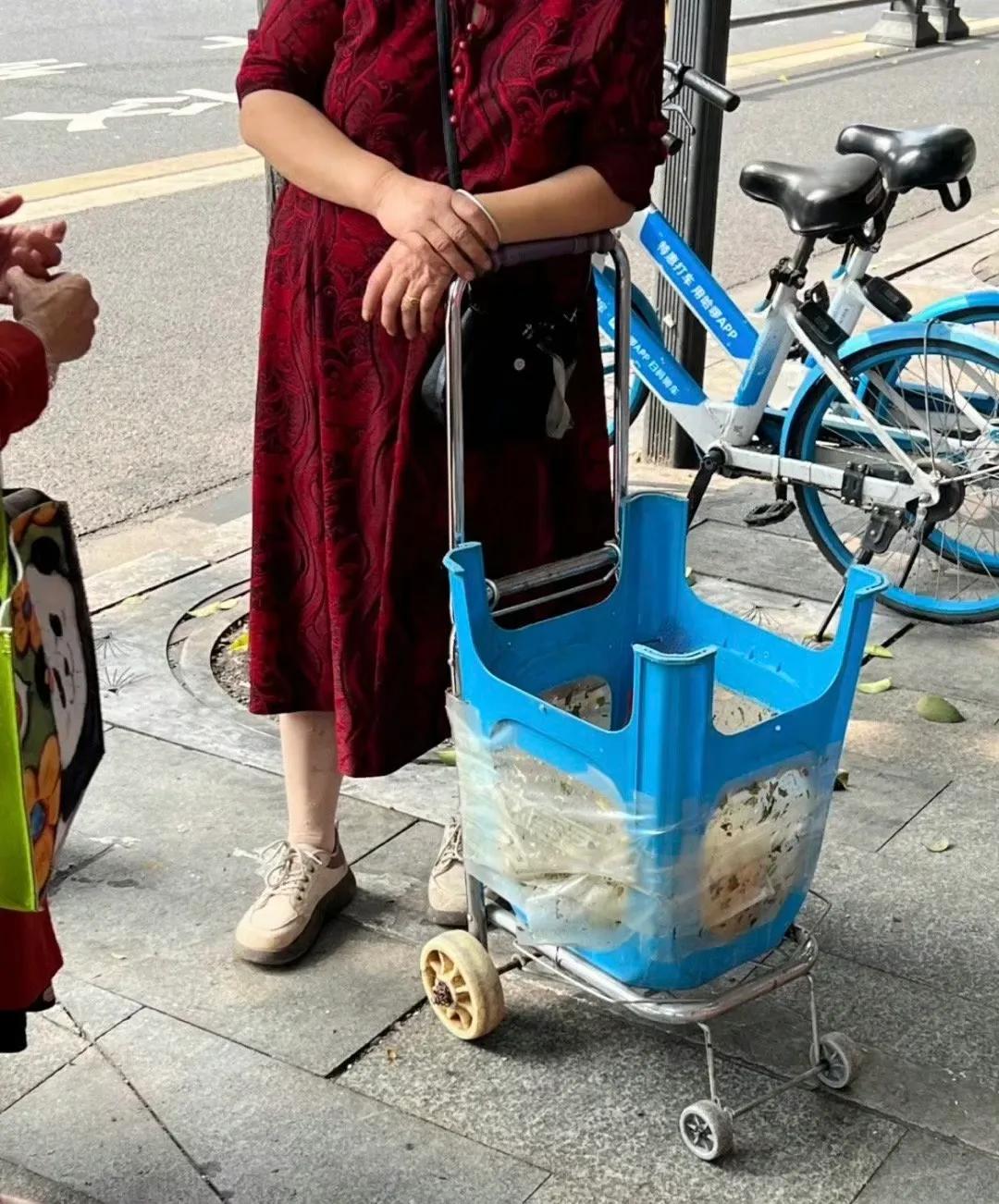 这就是成都人的松弛感
无论是街头巷尾，还是地铁公交
总有人不用在意别人的眼光
这
