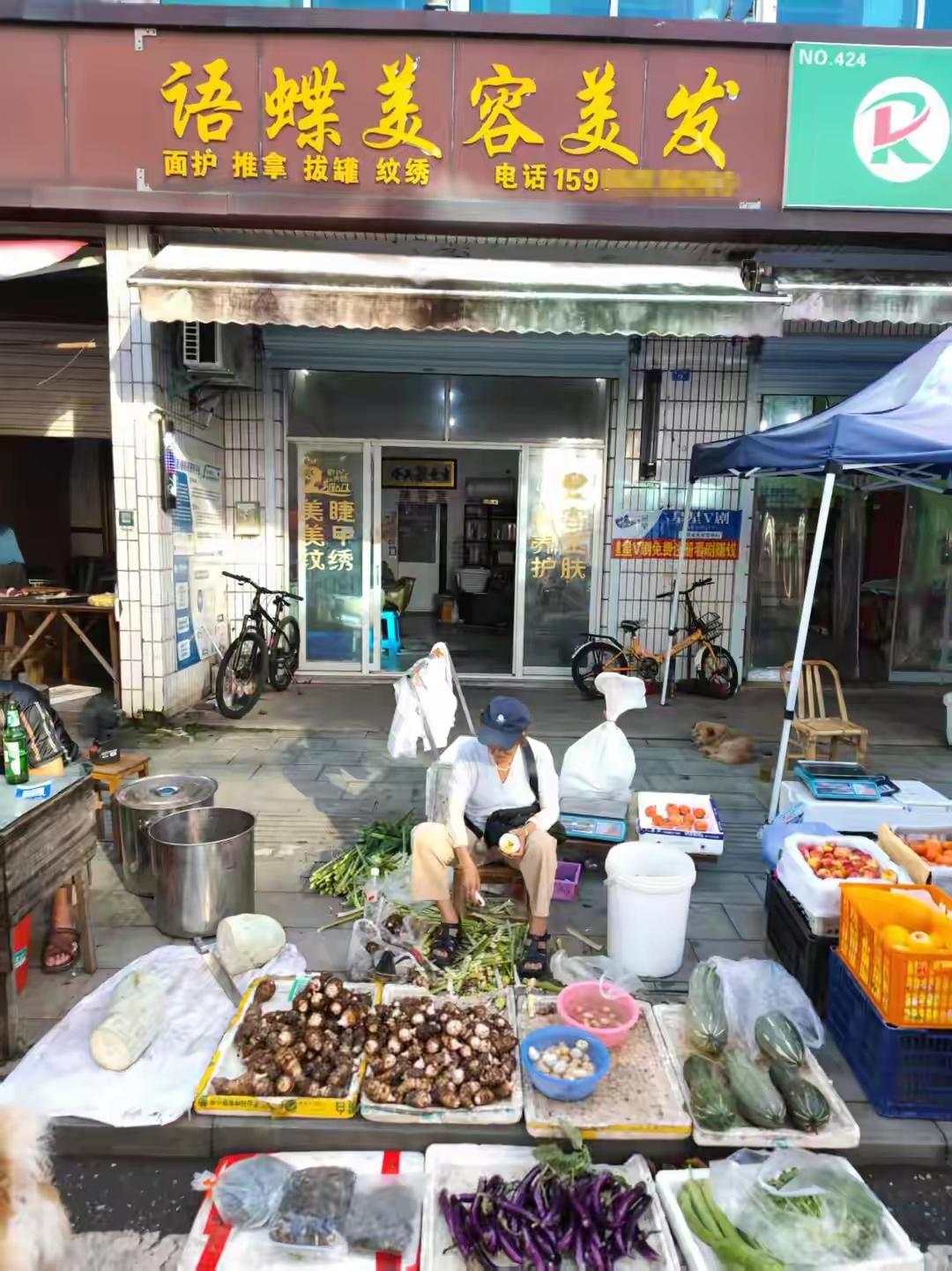 近日，浙江诸暨一位理发店老板因允许大妈在店门口摆摊，时不时便会收到大妈送来的蔬菜