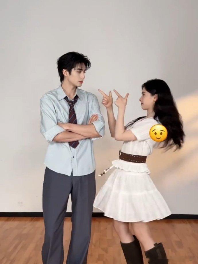 宋威龙张婧仪抽象共创野狗骨头 浓颜系帅哥美女同框，颜值气场完美适配 