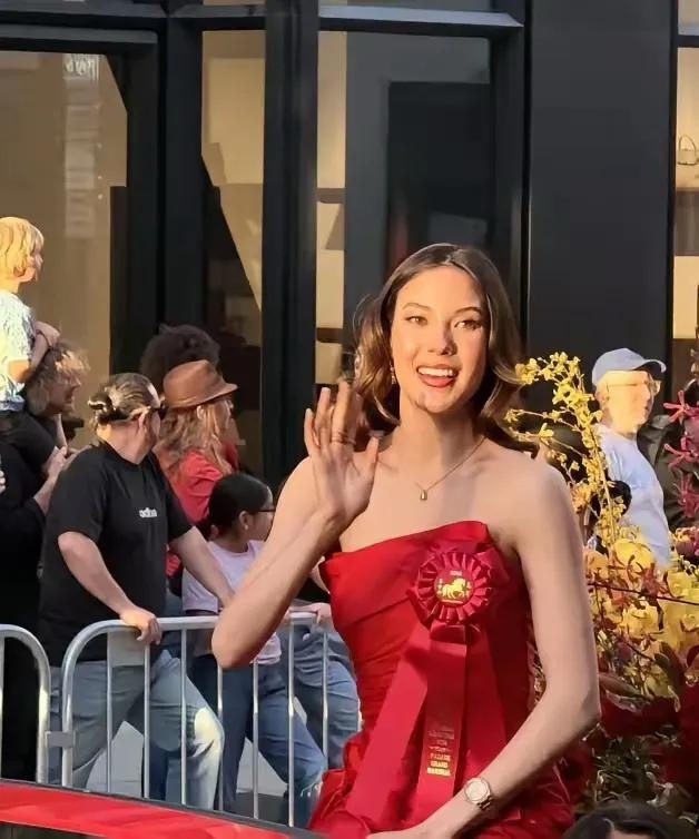 红裙闪耀，年味满街✨谷爱凌与妈妈亮相旧金山新春花车巡游，以大礼官身份传递中国年味