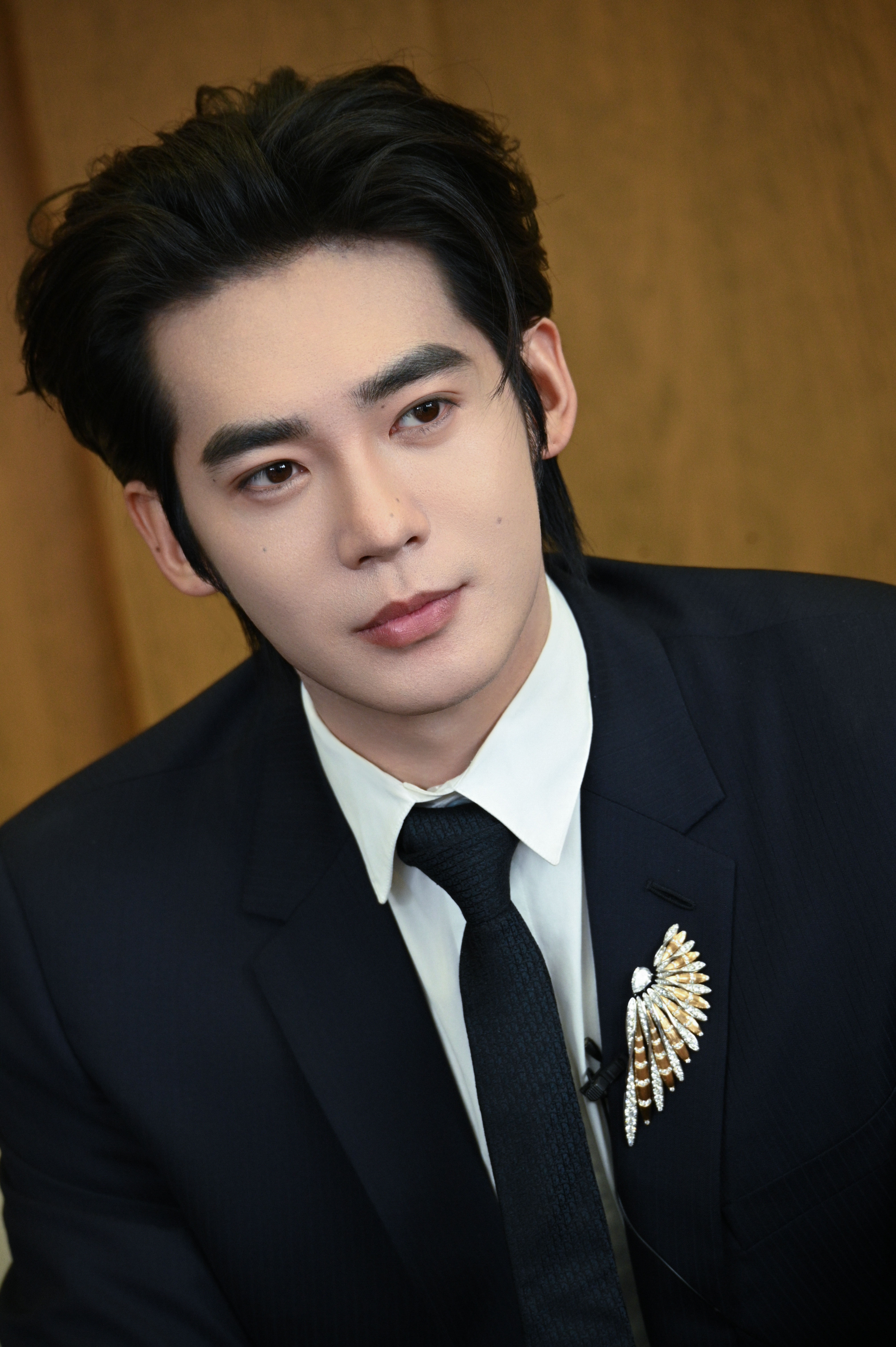 于适今日出席首届CMG中国电影盛典图集，身着Dior经典西服套装，佩戴Chaum