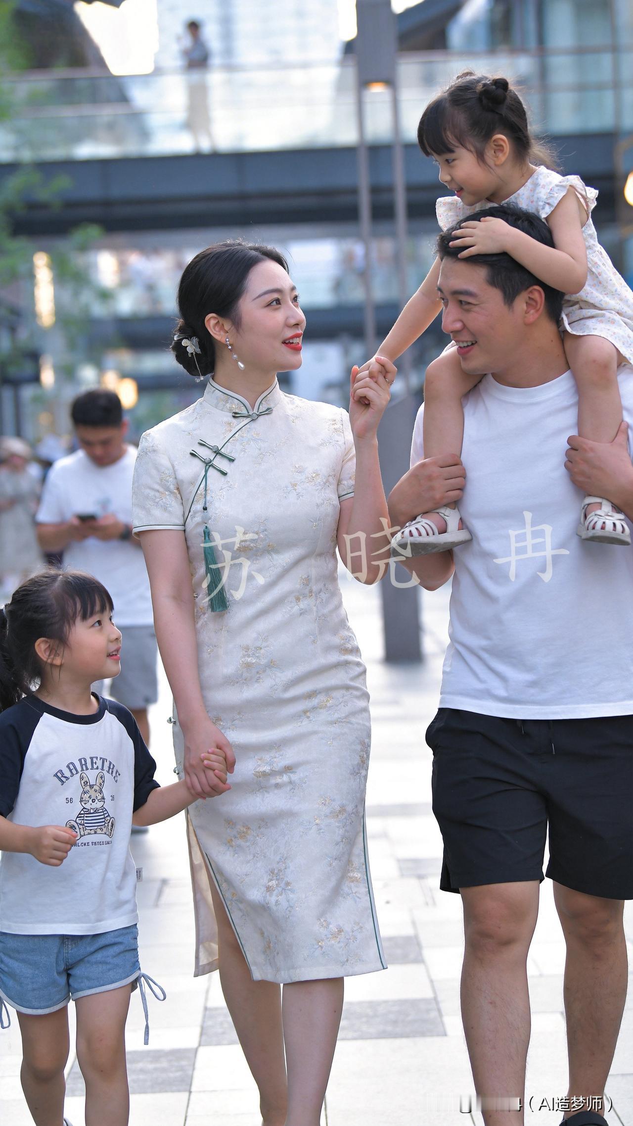 出门逛街，小女儿直接赖在爸爸肩头当小挂件，娇滴滴不肯下来。
爸爸一脸宠溺，稳稳托