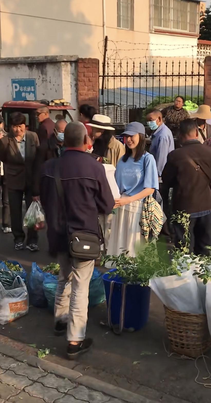 董洁逛大集，买蓝莓苗。整个人看起来很少女。身材很好，

整条大街她最靓，又瘦又年