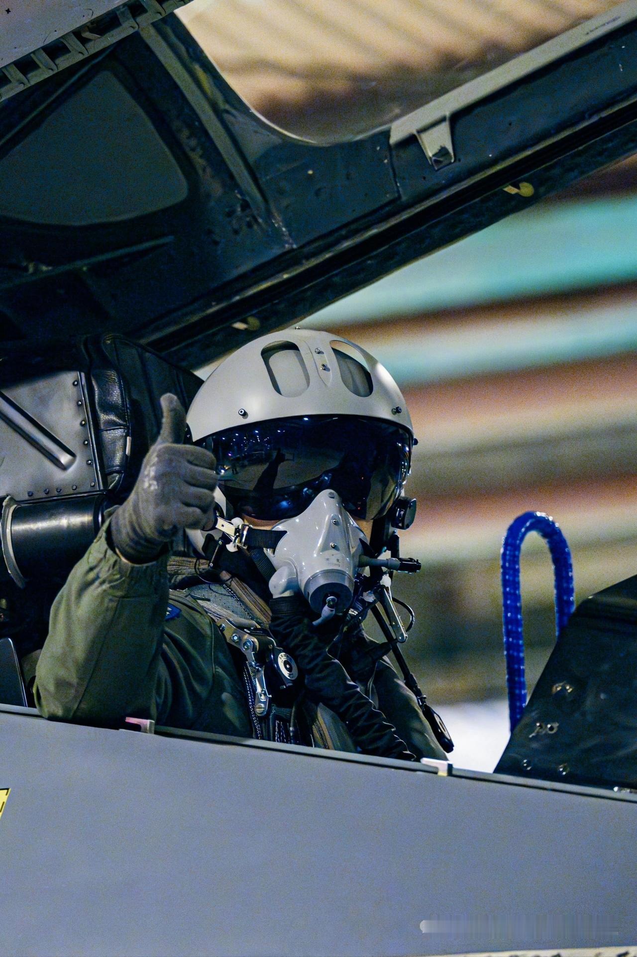 1月25日，握社交网站报道，不得不说，驾驶舱才是男人的终极浪漫，更是展示才华的舞